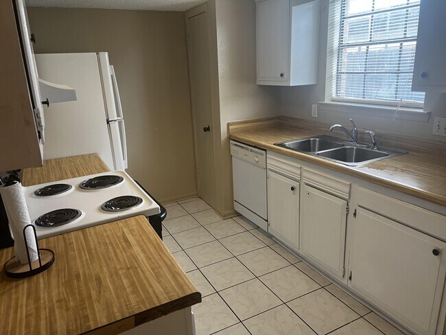 Building Photo - 85 E Caldwood Dr