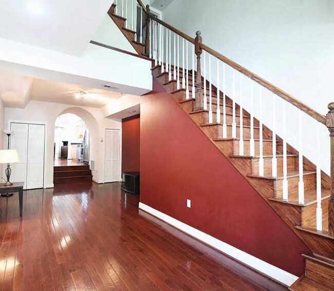 Foto del edificio - Charming Spacious row home in great downto...