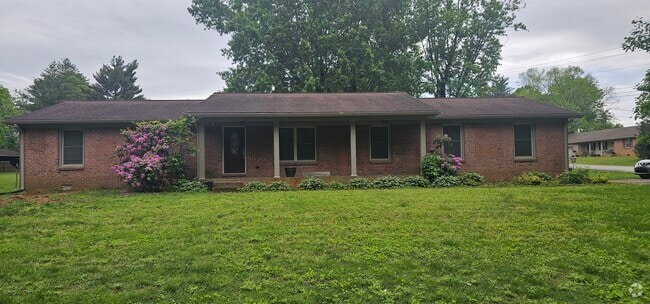 Building Photo - 901 Hurst Dr