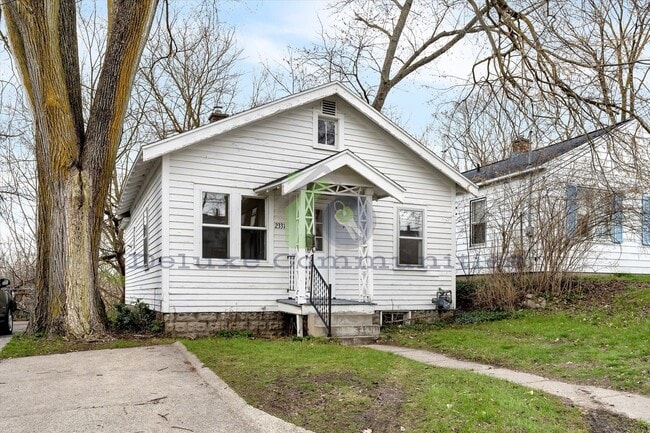 Building Photo - Rare 1-Bedroom Full Home – Big Kitchen, Ha...