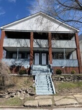 Building Photo - 1413 Wellesley Ave