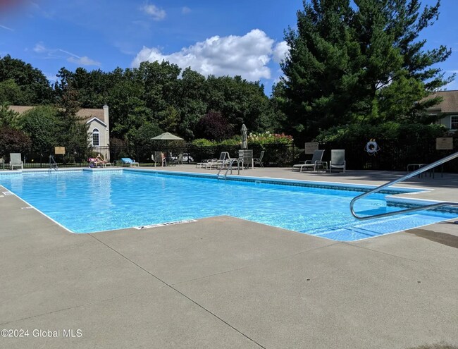 Building Photo - 4512 Foxwood Dr S