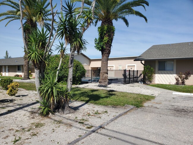 Building Photo - 1 MONTH FREE: SW Area 2/2 on a Fresh water canal - Water included