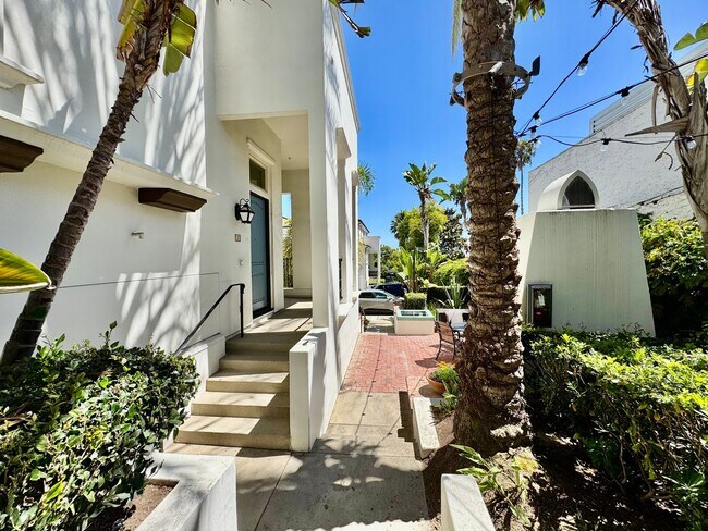 Foto del edificio - Beautifully Remodel Townhouse with AC & Two Car Garage!