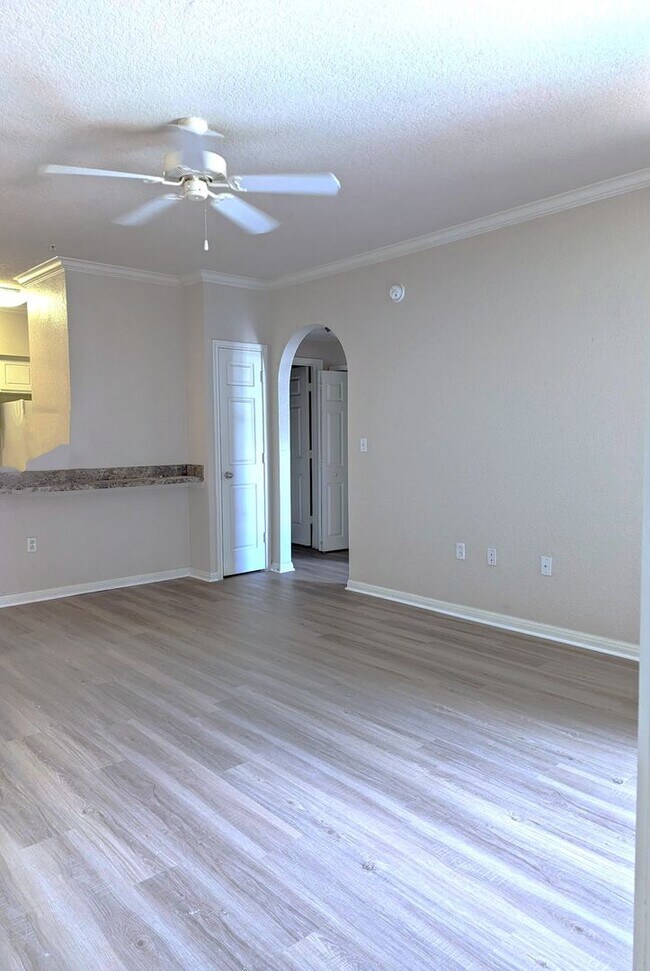 Foto del edificio - Updated 2x2 condo 1121 square feet, vinyl plank floors & balcony