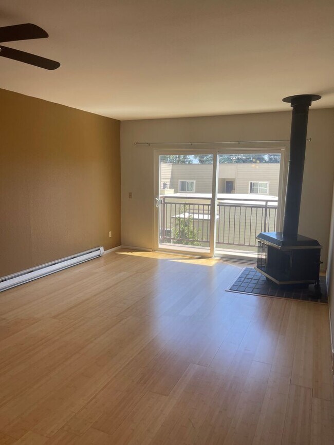 Building Photo - Sunny 1 bedroom, 1 bath Condo in Sandpoint!