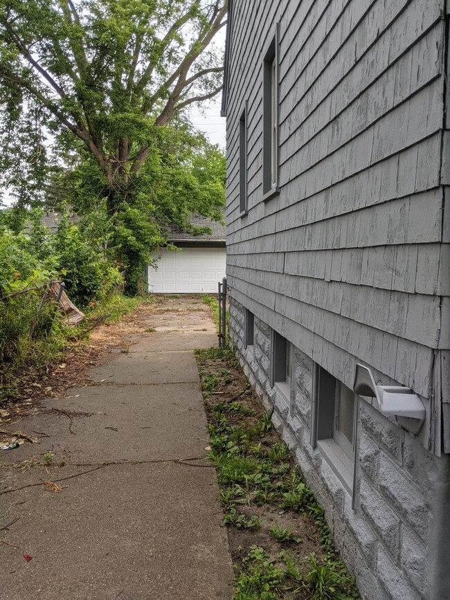 Building Photo - 5028 Ashley - FOR RENT 3 BEDS & 2 BATHS