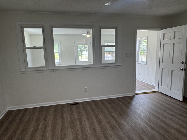 Foto del edificio - 208 Regalwood Dr
