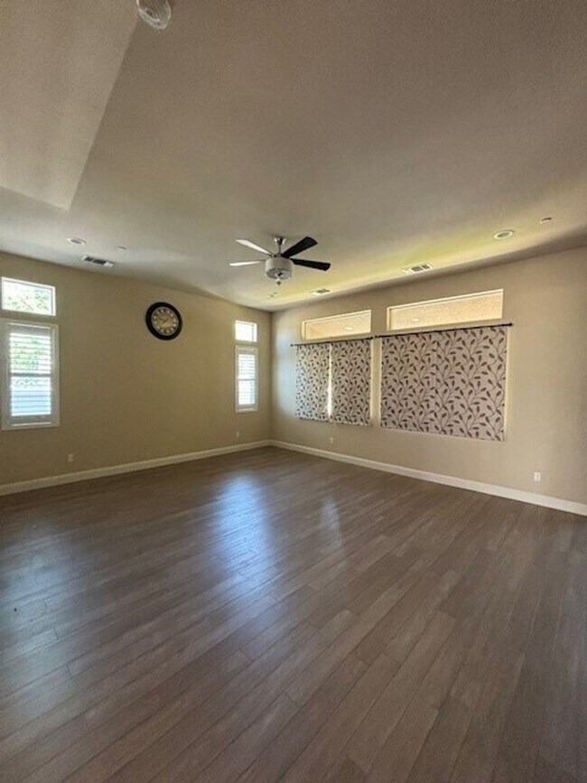 Foto del edificio - Move-In Ready: Elegant 4-Bedroom Home with Paid Solar in Gated Community