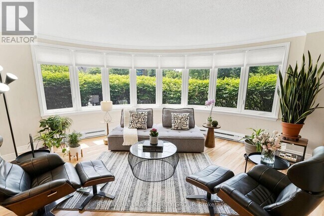 Photo du bâtiment - 969 N River Rd