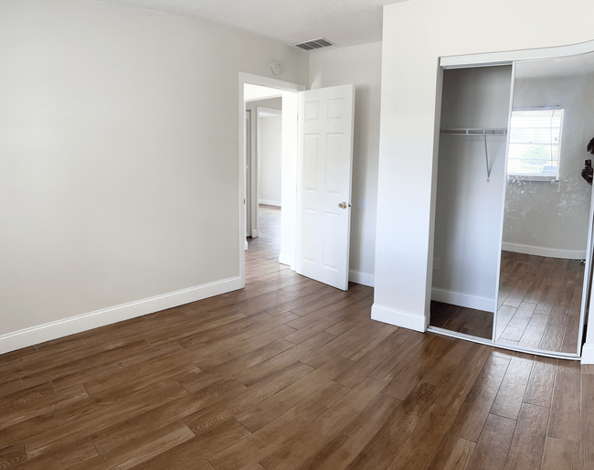 Building Photo - NEWLY RENOVATED SINGLE LEVEL 3 BEDROOM UNI...