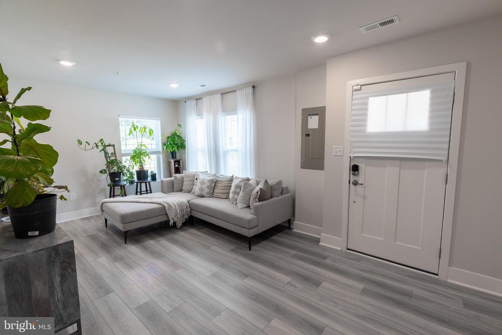 Foto principal - 6917 Waterbury Pl