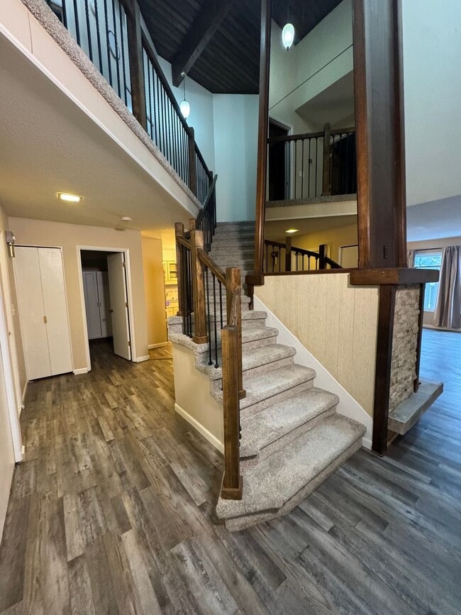 Building Photo - Stunning 2 bedroom townhouse