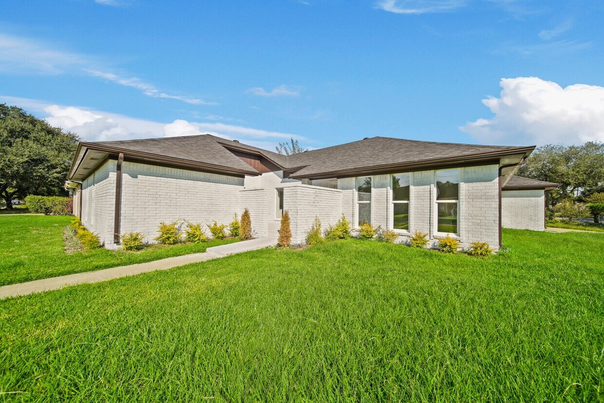 Foto principal - 3351 S Sutton Square