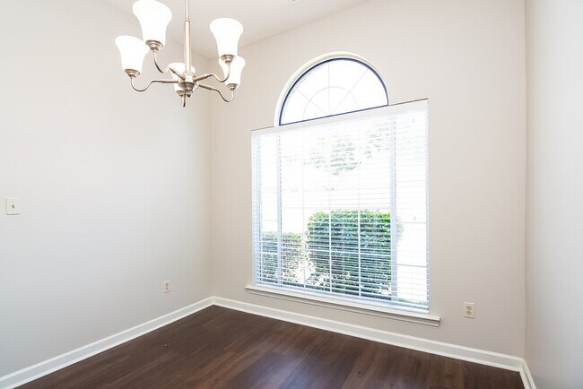 Foto del edificio - 5636 Sycamore Woods Dr