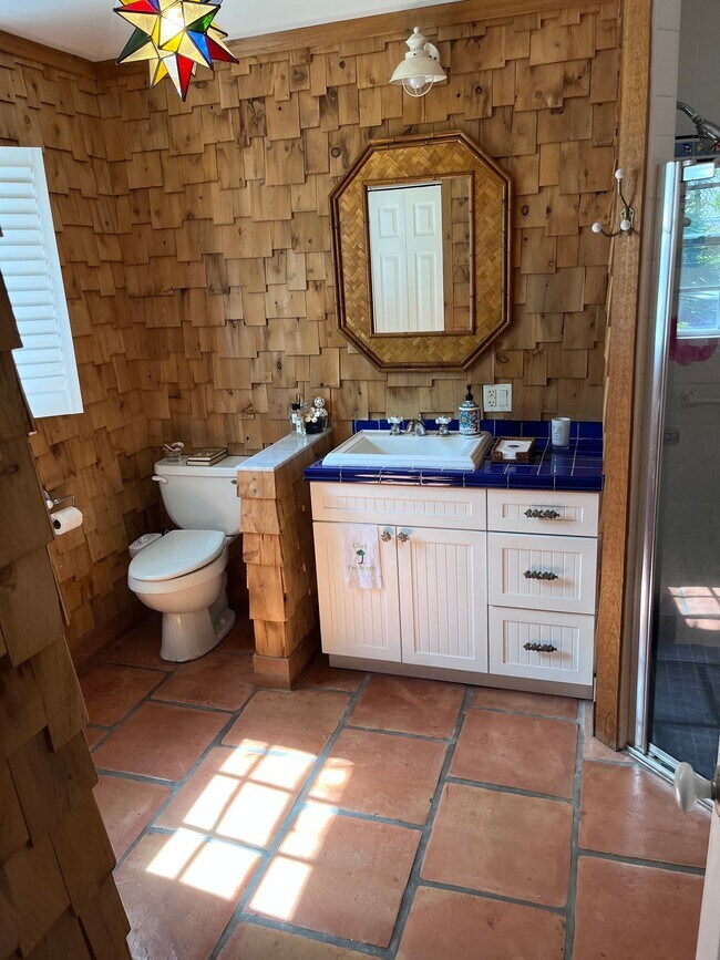 Building Photo - 525 N Lakeside Dr