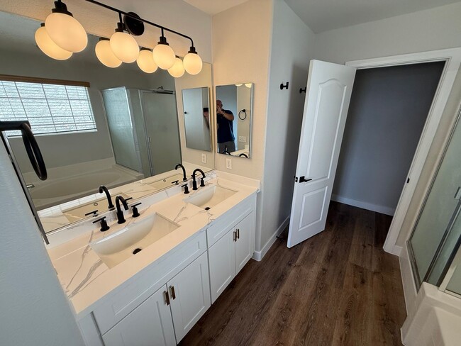 Building Photo - RENOVATED 4BD/2.5BA NEAR LONE MOUNTAIN