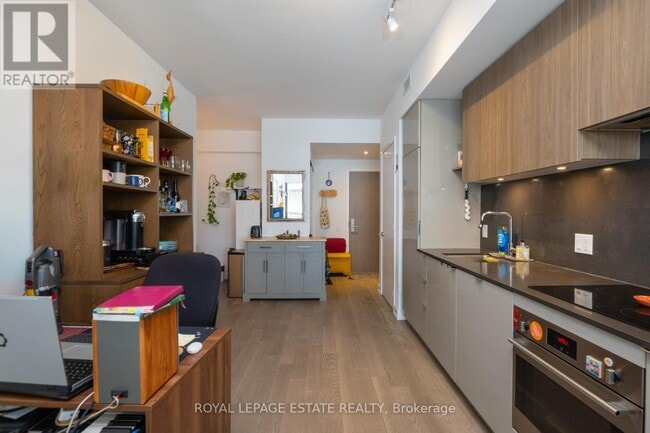 Building Photo - 161 Roehampton Ave