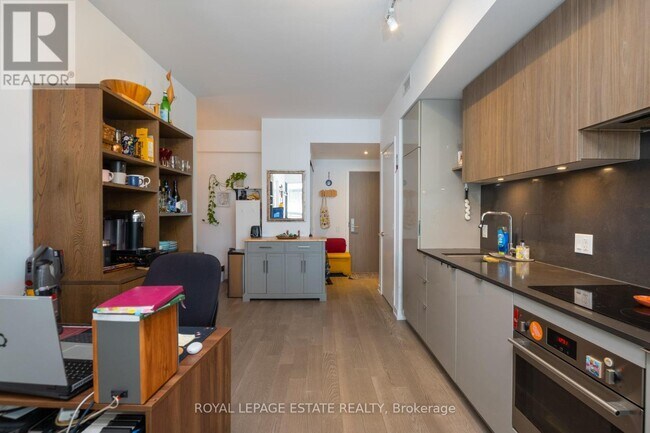 Photo du bâtiment - 161 Roehampton Ave