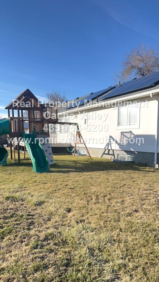 Building Photo - Beautiful 6 bedroom home available for immediate move in!