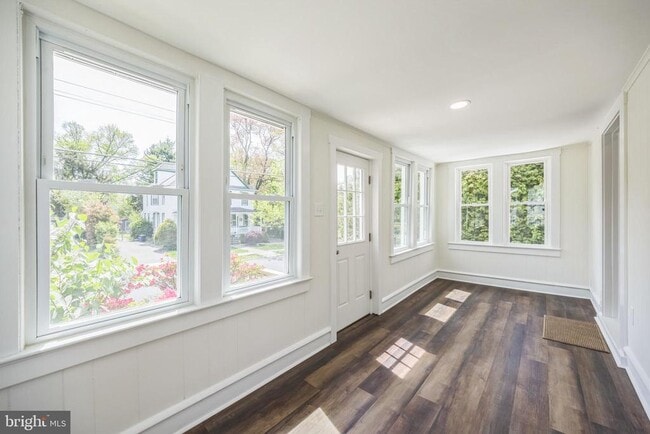 Building Photo - 725 Belmont Ave