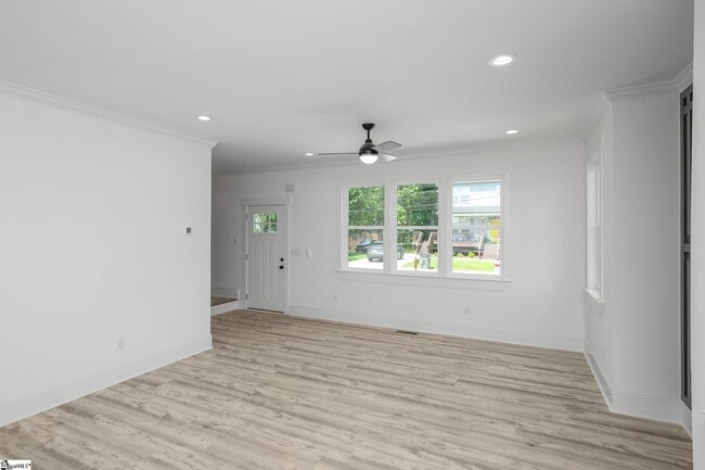 Building Photo - 305 Valley St