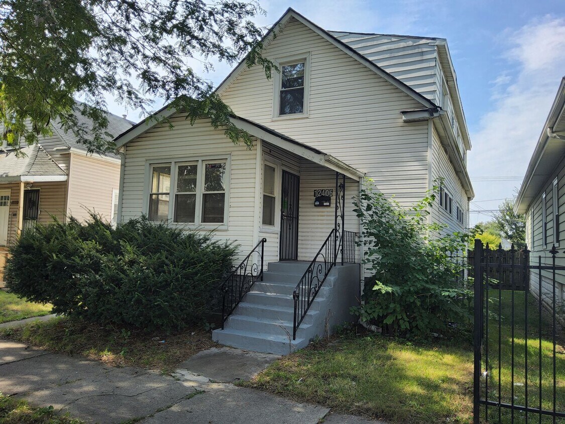Primary Photo - Welcome Home to this recently refreshed 5 ...