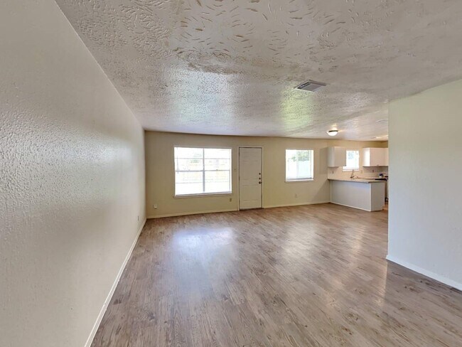 Building Photo - 9812 Robin St