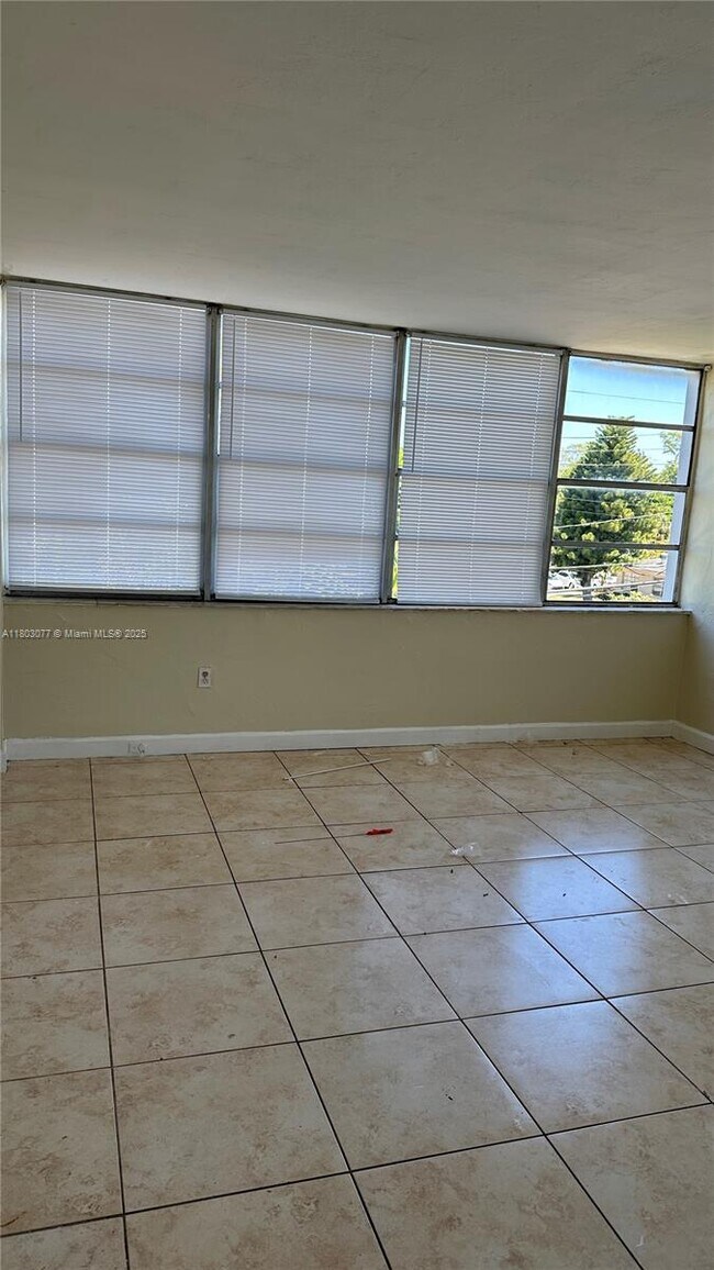 Foto del edificio - 2175 NE 170th St