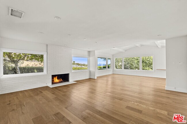 Foto del edificio - 9881 Beverly Grove Dr