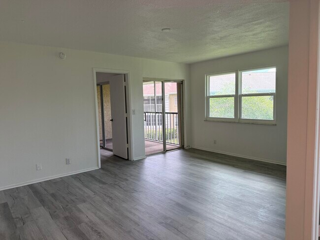 Building Photo - 1536 SE Royal Green Cir