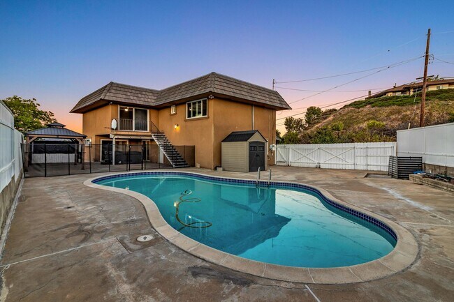 Foto del edificio - 4 Bedrooms, 3 Bathroom, Two Story Home With Pool