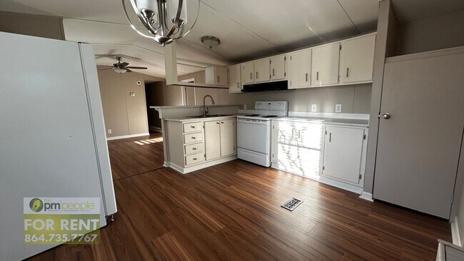 Foto del edificio - No rent until April 1st!! Simple Life, Serene Setting ~ Cozy 3/1.5 Available!