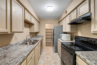 Building Photo - 9700 Leawood Blvd