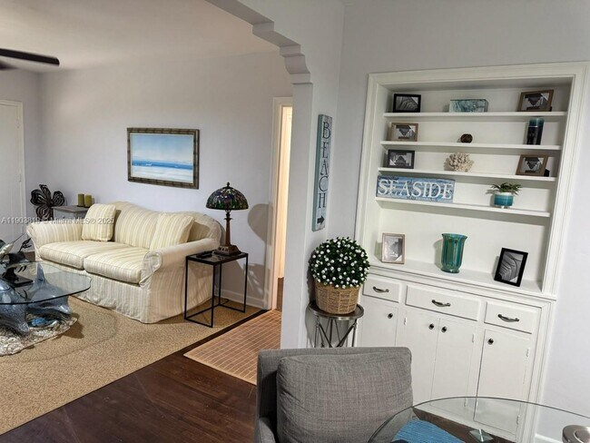 Building Photo - 2210 SW 25th St