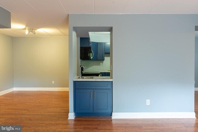 Foto del edificio - 235 E Village Rd