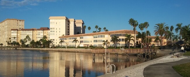 Foto del edificio - 5220 Brittany Dr S