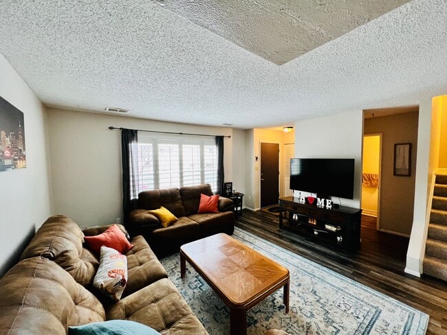 Foto del edificio - $0 DEPOSIT OPTION, TWO STORY TOWNHOME, CARPORT, NEW FLOORING, STORAGE, PRIMARY BED/BATH, A/C