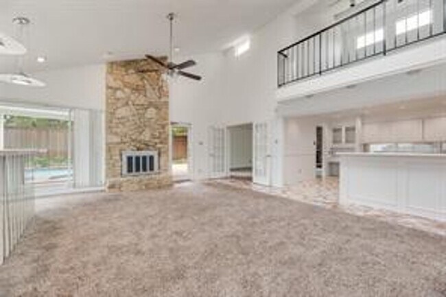 Foto del edificio - Spacious Plano Home with Swimming Pool!  A must see!