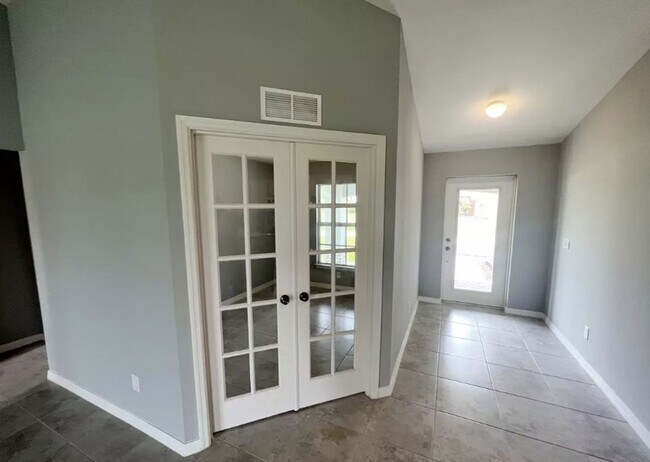 Building Photo - 3 Bedroom + Den - 2 Bathroom- NE Cape Coral