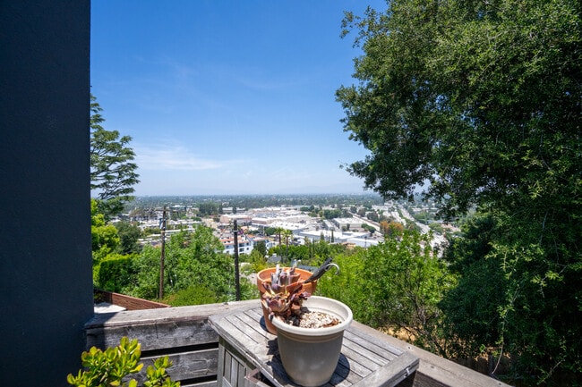 Building Photo - 3865 Buena Park Dr