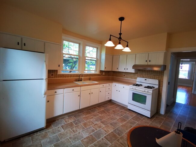 Building Photo - 348 Castleton Ave
