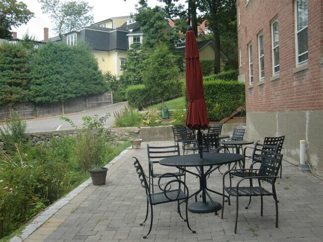 Foto del edificio - 56 Concord Ave