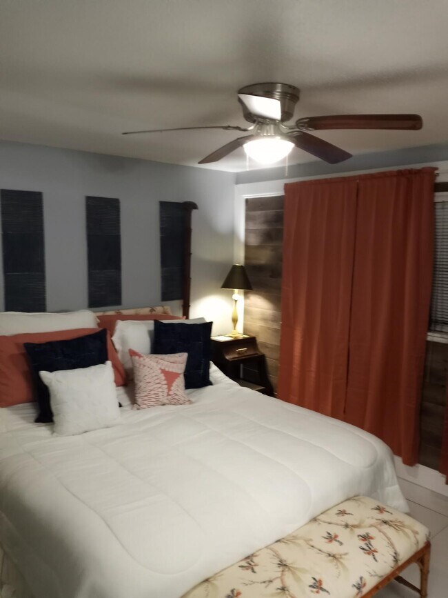 Foto del edificio - 1333 Silver Beach Rd