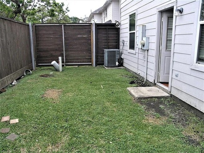Building Photo - Charming 5BR Townhome in Houston