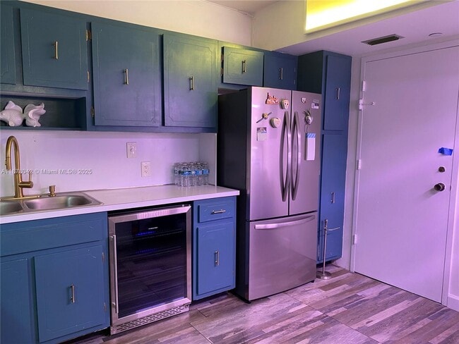 Foto del edificio - 4200 Hillcrest Dr