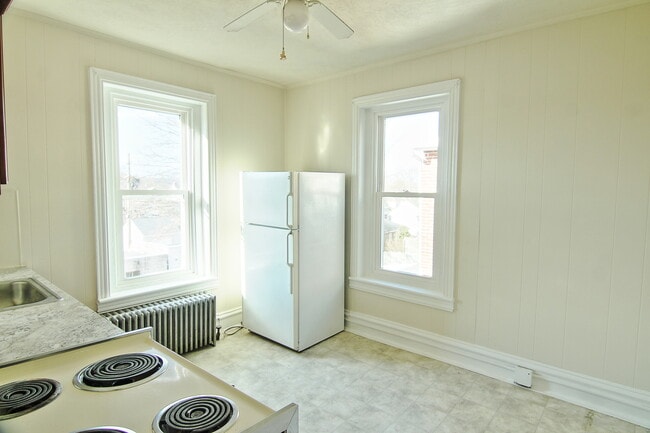 Building Photo - Fifth Street 10 W.