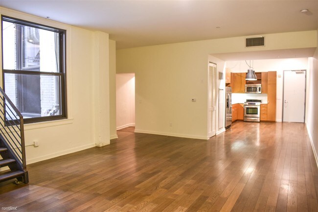 Foto del edificio - 325 W 8th St