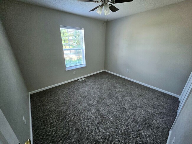 Building Photo - Large 4 Bed / 3 Bath House in Residential ...