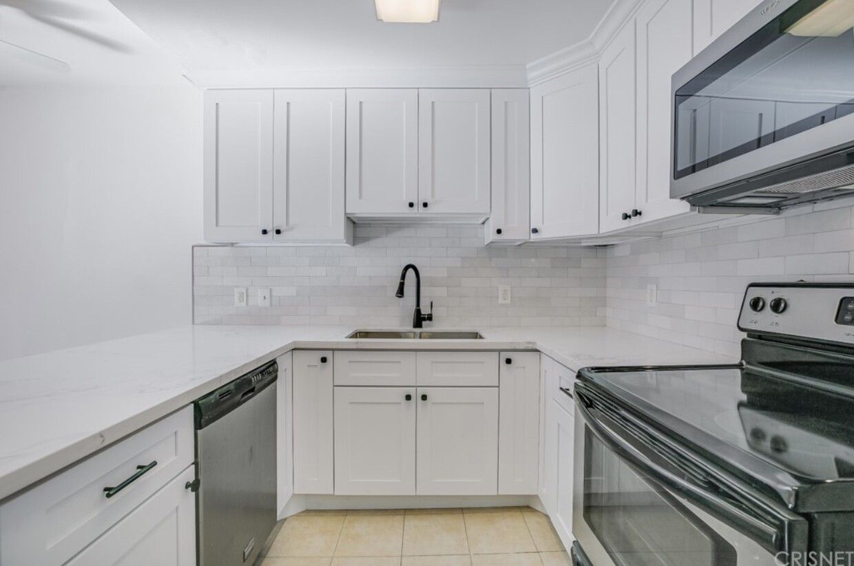 Primary Photo - 6815 Remmet Ave